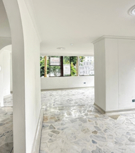 Exclusivo apartamento en el 3er piso, con ascensor directo a la propiedad y todas las comodidades que necesitas para vivir con confort y estilo.