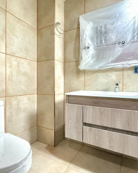 Exclusivo apartamento en el 3er piso, con ascensor directo a la propiedad y todas las comodidades que necesitas para vivir con confort y estilo.